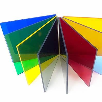 چند ورق پلکسی رنگی روی‌هم چیده شده – نمایش تنوع رنگ پلکسی گلاس